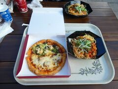 昼食
シェフおすすめのパスタ：スパゲッティ、アサリのトマトソース
コンビネーションピッツァ（チキン、アボカド･シュリンプ）
