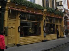 ロンドン最古のレストランと言われるRulesに入った。

ルールズ レストラン
Rules
