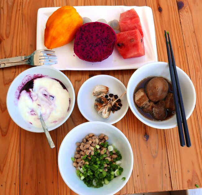 20日　昼食<br />納豆　ヨーグルト　黒ニンニク　カイパロ<br />果物（トオー　ケーオマンコーン赤　スイカ）<br />