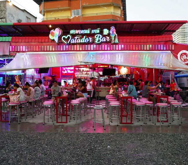 バンドが入ってテーブルと椅子が並んでいて女性客が多い？<br />そして男女合わせて15名程が働いているようだ？