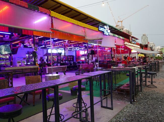 並びの店舗はバービアですね。