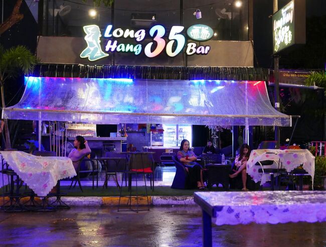 向いにはこんなバービアがあります。