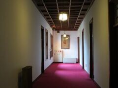 憧れの奈良ホテル本館。
クラシックな雰囲気を漂わせる廊下。