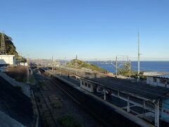 途中根府川駅で降りました。
相模湾に面した駅です。