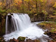 水量もあり、素晴らしいですね。
とても人気のあるスポットで手前には写真を撮る人がたくさんいます。
と言っても混雑というほどではなかったですよ。