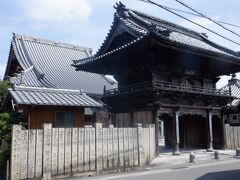 16番観音寺は古い街並みに溶け込むように建ってます。鐘楼門の両側には塀代わりに石柱が長く並んでます。