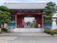 観音寺からさらに北へ2.8km。17番井戸寺の仁王門は阿波藩藩主が寄進した武家屋敷風の造りです。