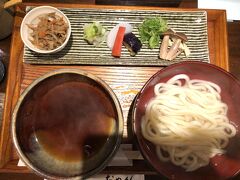 いつも京都に来たら食べている　おめん四条先斗町店　のうどん
運よくカウンター空いていて　座れてラッキー

おつゆに野菜　きんぴら　ゴマなどを入れてたべるのだけど　以前より
薬味の量が少なくなった気がします。もっと大根ショウガが山盛りで白菜ドーンだったのに
すこし残念