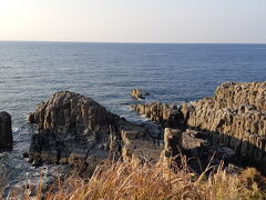 舞鶴若狭自動車道、北陸自動車道で東尋坊に向かいました。いつも東名高速や名神高速道路を走りなれてて、すごい交通量なのに、こちらは空いてて驚きました。2時間かからずに東尋坊に到着。