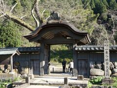 朝倉館の遺構としては、唐門と板塀が残っています。
唐門は、朝倉氏時代のものではなく、江戸時代に朝倉義景の菩提を弔うために建てられた、松雲院の山門だそうです。