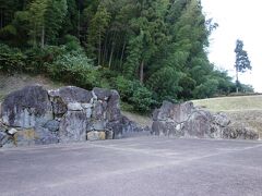 一乗谷の街側から見た下城戸。
一乗谷の最も狭い場所に土塁と城戸が築かれ、一乗谷の街を防衛していました。