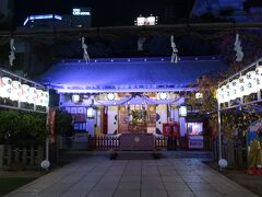 食後は、お初天神をお参りします。
『曽根崎心中』で有名ですよね。
カラフルなライトアップが大阪らしい。
