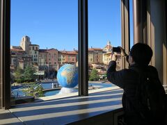 途中、東京ディスニーランド（TDL）の駅を経由してTDSに到着！
駅にあるフォトスポットより、イタリアの可愛い町並みがお出迎え♪