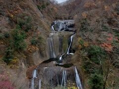 滝へ行くエレベーターはやっぱり行列だったけど
眺めいい～ヽ(^o^)丿
雨が少ないからか水量は少なめ。