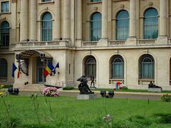 旧共産党本部は、現在、ルーマニア政府の建物として使われています。入口にルーマニア国旗が掲げれれていました。建物前に、幾つか彫像があります。