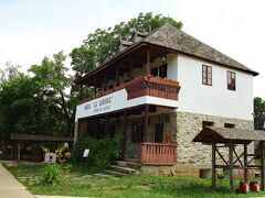 ヘラストラウ公園にある国立農村博物館を訪問しました。ルーマニア各地から集められた昔の農家など、272件の建物が広い公園に設置されています。
ルーマニアの知り合いが、この博物館が面白いと勧めてくれた所です。