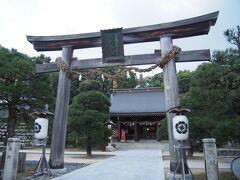 松陰神社に来ました。
ちょうど夕方のおつとめに出くわしました。