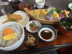 昼食は、長門市仙崎の「きらく」にしました。
いろいろ食べたいのでメニュー選択に迷いました。
