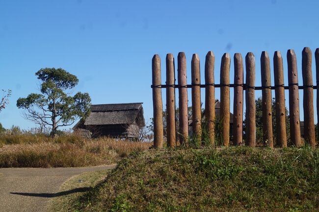 ここに集落ができたのは紀元前100年ごろ。それか<br />ら約300年間、ここに人が住んでいた。<br /><br />ウィキペディアには４世紀まで続いたとあるが、か<br />なり疑わしい。<br /><br />おそらく、コメの栽培を繰り返しているうちに地力<br />が弱り、人口を維持するだけの収穫が得られなくな<br />ったから、クニごと廃棄されたのではないか。