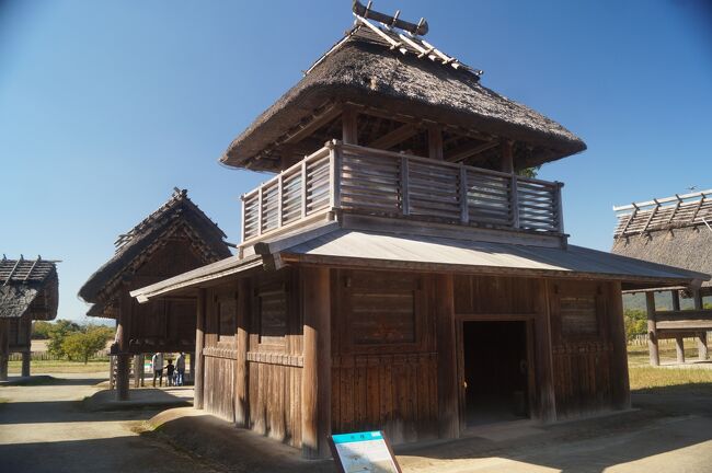 倉庫棟の中心に２階建ての建物があった。<br /><br />この建物で位置が開かれていたということら<br />しい。本当にこんな建物だったのかは不明。