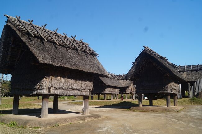 西側に倉が10棟以上立ち並ぶ一角があった。<br /><br />おそらくコメの貯蔵庫だろう。