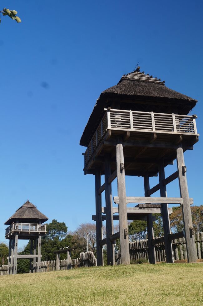 脊振山地の北にあった伊都国に関しては、「郡<br />使の往来に常にとどまるところあり」という記<br />述がある。ここに邪馬台国の出先機関があり、<br />楽浪郡や中国大陸の使者は伊都国においてとど<br />め置かれていた。<br /><br />邪馬台国側の受け入れ態勢が整ってから、移動<br />することになる。<br /><br />あるいは、邪馬台国の役人がここまで出向いて<br />きたのかもしれない。<br /><br /><br />