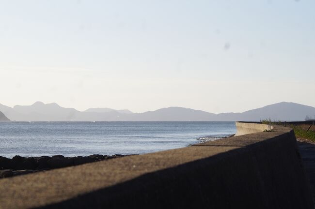 この海の中道の先に志賀島がある。<br /><br />志賀島は、「漢倭奴国王」の金印が出土した<br />場所である。<br /><br />堤防の向こうに見えるのが志賀島である。<br /><br />金印が発見された場所は公園になっているが、<br />時間がないから行くことはできない。<br /><br />奴国は博多駅から南の南福岡駅周辺が中心地<br />とされており、須玖岡本遺跡からは大規模な<br />集落跡や王墓が発見されている。<br /><br />戸数２万５千戸というから、当時としては最<br />大級の都市だったのだろう。