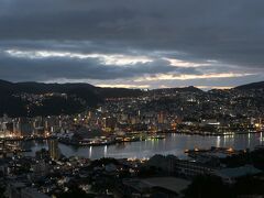 朝6:00前、目が覚める。

早速、窓の外を確認。

空模様はかなり曇っているようだ。