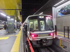 京都駅で食べていこうよーという妻。
でもせっかく京都市内行きのきっぷ。ホテル至近の駅まで行って交通費浮かせたい私。
二条駅に駅ビルがあるからそこで。特急も停まる大きな駅だし。といって山陰線（嵯峨野線）乗り場へ。あ、山陰線も２２１系の時代なのね。