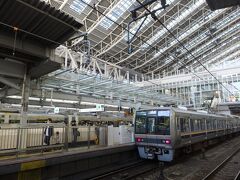 大阪駅のガラス天井も見慣れてきました。