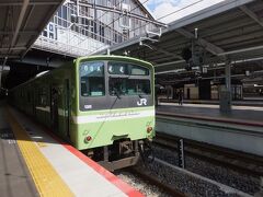 新大阪駅に１駅移動。
到着と同時に１本行ってしまいました。
おおさか東線は１５分ごと。ホームでぼっーと。
折り返しの電車がきました。関東では見なくなった２０１系。