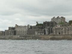 島の北側から西へと周り込むと、社宅が林立する廃墟群が現れる。
最盛期には約5300人が住み、当時の東京都の9倍の人口密度まで達したという。
世界には鉱業の衰退でゴーストタウン化した例（アメリカの金鉱や日本の炭鉱など）が多いようだが、これほどのビル群のゴーストタウンはなかなかないだろう。

ちなみに、1990年代まで香港に存在した「九龍塞城」は、約2.6haのわずかな土地に最大約5万人が住んでいたといわれる。
九龍塞城はスラム化した違法建築の集合体なので、単純に端島と比較はできないが、人口密度で比較すると端島の20倍以上という異次元の高密度地区だった。