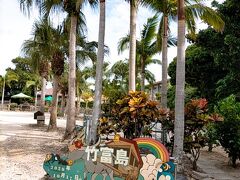 船に乗って西表島から20分ほどでしょうか。
竹富島に到着です。
港から集落までは水牛観光のバスが送迎してくれました。