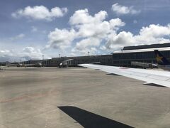 那覇空港に到着です。