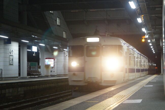 宇佐行きがやって来た。<br /><br />車輛はガラガラ。昨夜から始発まで小倉で飲<br />み続けていたような若者や夜勤明けと思しき<br />人たちが乗っていた。