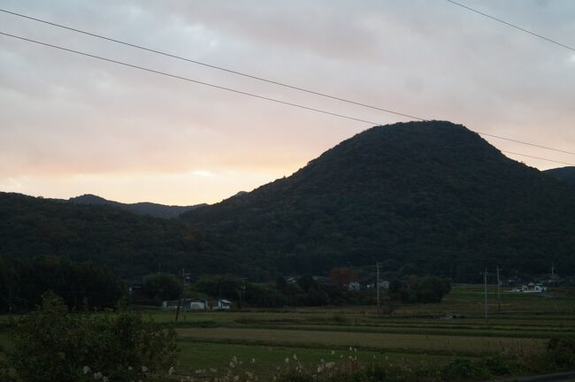 ただ、残念ながら大分県からは、吉野ケ里に<br />匹敵するような巨大な集落跡は発見されてい<br />ない。<br /><br />しかし、最近になって、宇佐市小部遺跡から<br />は、大型の建造物があったことを示す柱穴が<br />発見されており、今後の調査が待たれるとこ<br />ろだ。<br /><br />そして戦前には日田市のダンワラ古墳からは<br />他の地域からは出土していない見事な鉄鏡が<br />出土している。