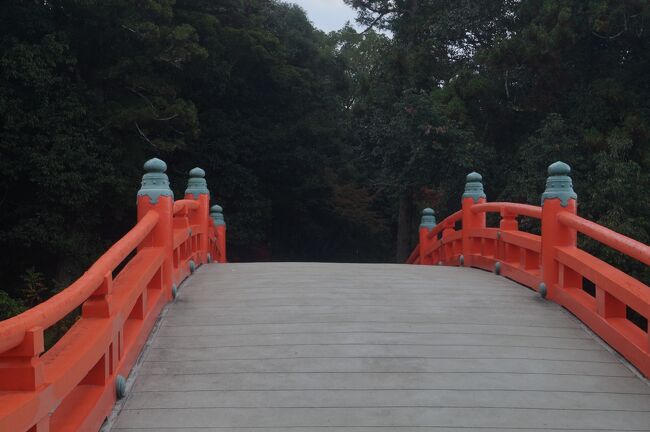 赤い欄干の橋を渡ると、