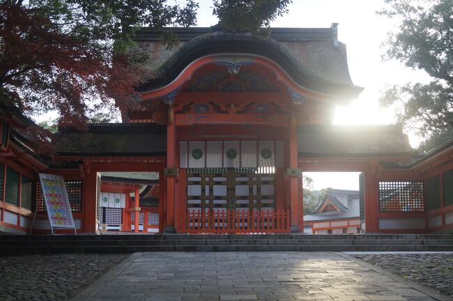 朱塗りの門がある。<br /><br />この先に上宮の本殿がある。