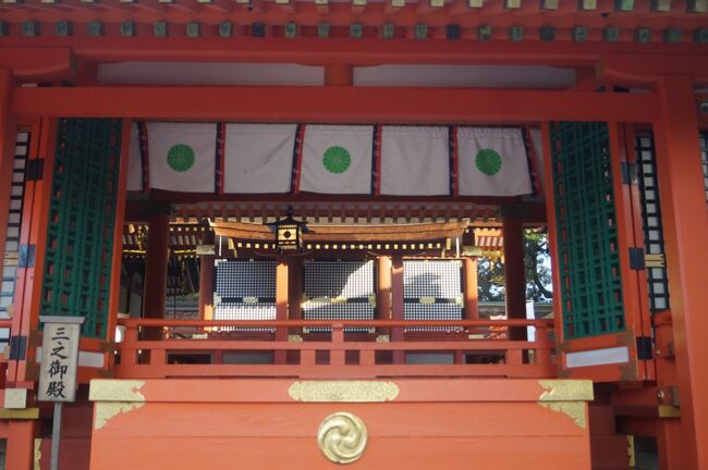 左右の応神天皇と神功皇后はいいとして、真ん中<br />に祀られている比売大神（ひめおおかみ）とは誰<br />なのか。<br /><br />比売は後に姫という文字になり、女性に対する尊<br />称である。<br /><br />語呂が似ているから比売＝卑弥呼としがちだが、<br />比売大神を祀る神社は全国にあるので、これら<br />すべて卑弥呼を祀っているわけではないだろう。<br /><br />宇佐神宮の比売大神は近くの御許山（おもとやま）<br />に降臨したタゴリヒメ、タギツヒメ、イチキシマヒ<br />メの三女神だとされている。<br /><br />