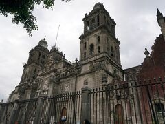 　でもメトロポリタン大聖堂（Catedral Metropolitana）は入場可能です。
ただ、広場からの全景写真は撮れず。