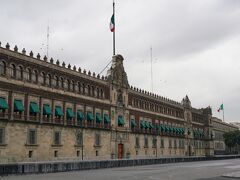 　広場に面して建つ国立宮殿（Palacio Nacional)。