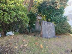 10:13 茅ヶ崎一里塚跡。
これまでの松並木の旧東海道沿いの景色から、目立って盛り上がった地形に一里塚の石碑が建っています。