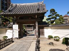 10:23 円蔵寺。
見所が盛り沢山のお寺です。
真言宗高野山(こうやさん)。1649年に徳川家光により朱印を受ける。厄除け茅ヶ崎大師。
境内に六地蔵、乃木希典大将像、水師営のなつめの木、二〇三高地血染めの岩片があります。