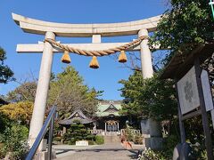 10:41 第六天神社(パワースポット)。
社宝には、山岡鉄舟寄進の掛軸一幅があるとのこと。立派な境内と堂々たる構えの社殿は、茅ヶ崎市内でも屈指の神社とのこと。
