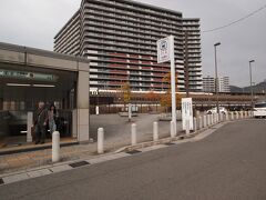 15：48　地下鉄の駅を出ると、すぐ後ろがJR奈良線の六地蔵駅。
ここから京阪の六地蔵駅まで地上を歩きます。