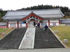 正面の建物は高麗館。