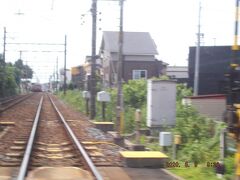 八幡新田駅に停車中の電車。