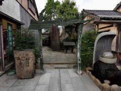 妖怪神社
千年の節目である2000年1月1日午前0時に落成入魂式を行い創建されました。1999年の年末から、2000年の年始にかけて『妖怪神社落成法要式典』が行われ全国からたくさんの人や妖怪が集まったのです。
水木しげるロードにいる妖怪たちのふるさとして、また妖怪達が住みやすい自然環境を守り育てるための≪妖怪の郷≫の意が込められています。