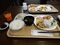 ホテルの朝食です。ご飯に味噌汁、納豆、生野菜でお腹をたっぷり満たしました。