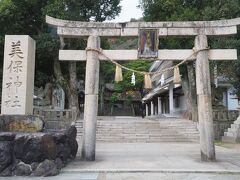 15分で美保神社に到着。
美保神社は出雲大社とセットで参拝すると縁結びの御利益がさらにアップすると言われている神社です。その理由は、こちらには出雲大社の御祭神・大国主大神（おおくにぬしおおかみ）の奥様と子供にあたる神様が祀られているからです。そのため昔から出雲地方では、出雲大社のみの「片参り」よりも、出雲大社と美保神社を両方参拝する「両参り」が良い習わしとされてきました・・・だそうです。